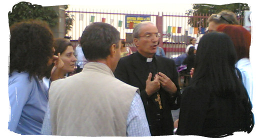 S.E. il Vescovo Raffaello tra i suoi fedeli